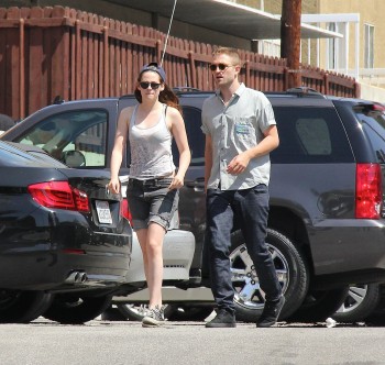 13 Abril-NUEVAS Fotos de Robert & Kristen en un Restaurante de Sushi en Los Feliz (Abril 10) 726c4d248498276