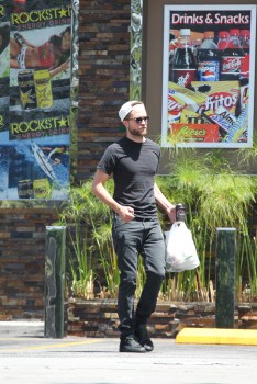 29 Abril - NUEVAS Fotos de Robert Pattinson en L.A!!! (26/Abril) D6d5bb251489594