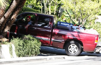 21 Mayo-Nuevas fotos de Rob en LA con Bear y Bernie 515c22255500779