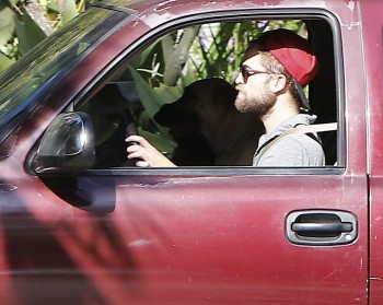 21 Mayo-Nuevas fotos de Rob en LA con Bear y Bernie 7085d0255502063