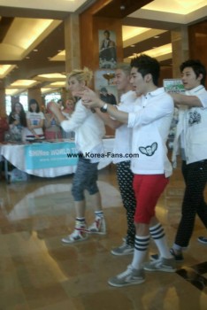 [PICS] 130629 NU'EST entrevista + mini show na Turquia (Turkey) 4ebaf5263501197