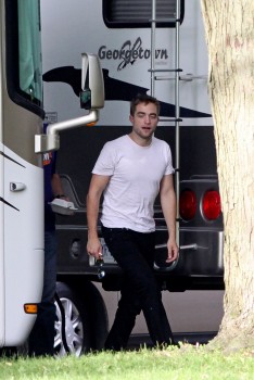 23 Julio - Nuevas imágenes HQ de Robert en el set de MTTS, ayer!!! (22 Julio) Cd673c266729584