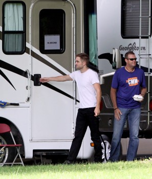 23 Julio - Nuevas imágenes HQ de Robert en el set de MTTS, ayer!!! (22 Julio) Cdc5ec266729911