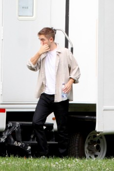 23 Julio - Nuevas imágenes HQ de Robert en el set de MTTS, ayer!!! (22 Julio) E6b7ec266730441