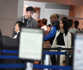 5 Mayo - Nuevas fotos de Rob y FKA Twigs en el aeropuerto JFK, hoy!!! 19021f407908239