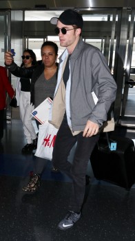 5 Mayo - Nuevas fotos de Rob y FKA Twigs en el aeropuerto JFK, hoy!!! D44a3a407907924