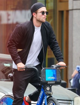 17 Mayo - Nuevas imágenes HQ de Rob paseando en Bicicleta por NYC!!! (16 Mayo) A934ef410110711