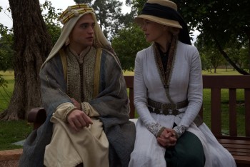 13 Junio - Primer trailer de "Queen of the Desert" + Nuevos Stills de Rob como T.E. Lawrence!!! 4aff1b415340184