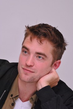 20 Junio - Nuevas/Antiguas Fotos HQ de Rob en la Conferencia de Prensa de The Rover en LA (2014)!!! 5ca902416648329