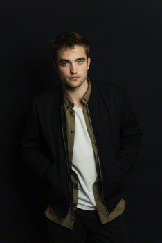 22 Junio - Nuevos / Antiguos retratos de Robdurante la promo de The Rover!!! Eed79c417333463