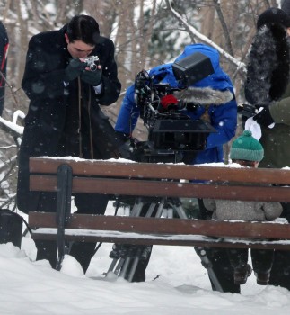 19 Febrero-Mas fotos de Robert como Dennis Stock en el Set de "LIFE" 63e04b308873395