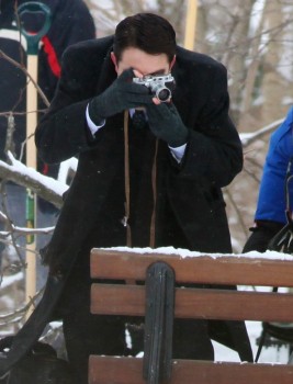 19 Febrero-Mas fotos de Robert como Dennis Stock en el Set de "LIFE" B516c9308873392