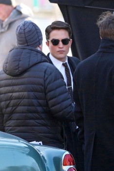 19 Febrero - Nuevas fotos de Rob y Dane Dehann llegando al set de "Life"!!! 71a658309008435