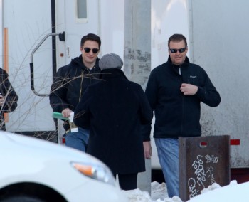 19 Febrero - Nuevas fotos de Rob y Dane Dehann llegando al set de "Life"!!! 807a7d309001213