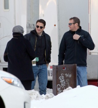 19 Febrero - Nuevas fotos de Rob y Dane Dehann llegando al set de "Life"!!! Fa622c309001227