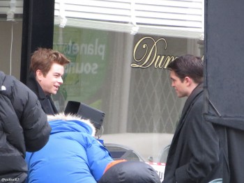 26 Febrero - Nuevas fotos fan de Rob en el set de "Life"!!! (19 Febrero) 9199ec310257407