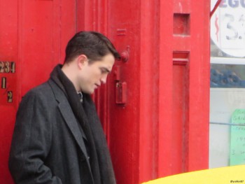 26 Febrero - Nuevas fotos fan de Rob en el set de "Life"!!! (19 Febrero) 9e25ec310257388