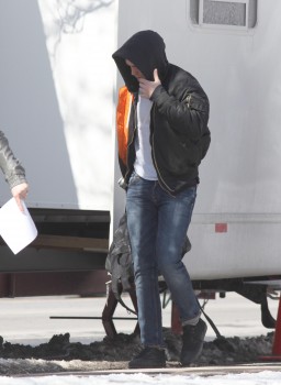 8 Marzo - Imágenes de Rob, llegando al set de "Life"!!! (7 Marzo) 131a45312840198