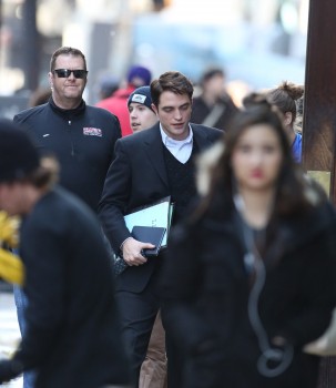 14 Marzo - Nuevas imágenes de Rob llegando al set de "Life"!!!! 7dfe00314323207