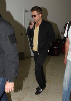 7 Junio - Nuevas imágenes de Rob llegando a Sydney!!! (4 Junio) Cea1c1331056966