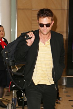 7 Junio - Nuevas imágenes de Rob llegando a Sydney!!! (4 Junio) F0179e331097439