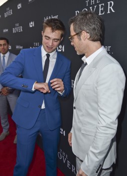 13 Junio - Rob en la Alfombra Roja de la Premiere de The Rover en LA!!! (12 Junio) 16ffaa332782921