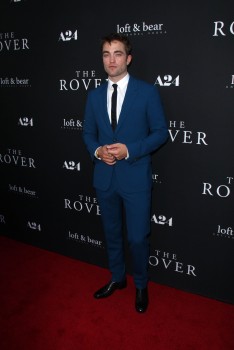 16 Junio - Rob en la Alfombra Roja de la Premiere de The Rover en LA - Parte 2!!!! E9e5fa333034573