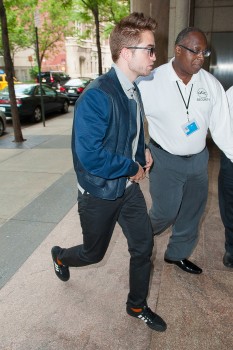 19 Junio - Nuevas Fotos de Rob en NY!!! (17 Junio) 3d254e333777651