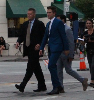 29 Junio - Más de 190 Fan Fotos de Rob de la premiere de "The Rover"!!! 69da9a335011355