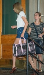 Taylor Swift - leggy, leaving her apartment in New York City 0c5573338619012