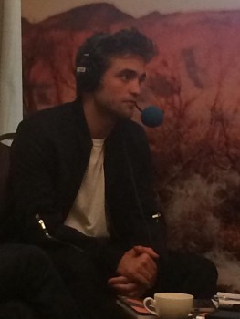 16 Agosto - Entrevista y Nuevas Fotos de Robert Pattinson y Guy Pearce en ‘Kermode and Mayo’!!! Ef9aee345339473