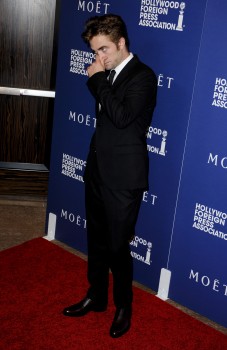 16 Agosto - Robert Pattinson at the HFPA Charity Installation Dinner in Beverly Hills, CA!!! (14 Agosto) 713432345370492