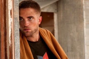 25 Agosto - Nuevos Stills de The Rover!!! 515b35346978133