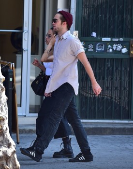 29 Agosto - Nuevas fotos de Rob y sus amigos en NYC!!! (27 Agosto) 504ba5347729457