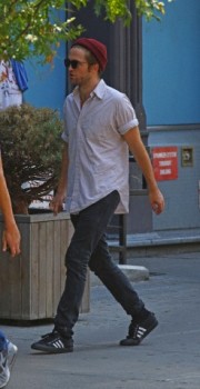 29 Agosto - Nuevas fotos de Rob y sus amigos en NYC!!! (27 Agosto) Ba0bac347741332