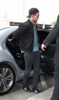 8 Septiembre - Nuevas imágenes de Rob en Lax, camino a Toronto!!! 68f15e350134970