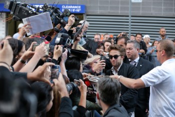 9 Septiembre - Fotos de Rob fuera de la Conferencia de prensa de MTTS en TIFF!!! Ca642f350266489