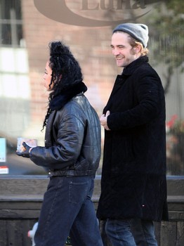 3 Noviembre - Nuevas fotos HQ de Rob y FKA Twigs en Toronto ayer!!! ( 2 Noviembre) * AÑADIDAS + IMÁGENES * 81b51e362054174