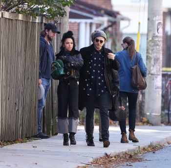 3 Noviembre - Nuevas fotos HQ de Rob y FKA Twigs en Toronto ayer!!! ( 2 Noviembre) * AÑADIDAS + IMÁGENES * Ce91a6362054347