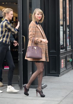 Taylor Swift Shopping in NYC 11/12/14 E09e2a363967258
