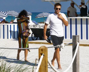 7 Diciembre - Nuevas imágenes de Rob y FKA Twigs en la playa de Miami, hoy!!! 5d3ea7370286002