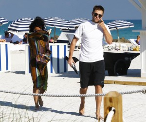 7 Diciembre - Nuevas imágenes de Rob y FKA Twigs en la playa de Miami, hoy!!! 992aac370285912