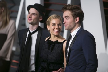 24 Febrero - Más imágenes de Rob y sus amigos en la fiesta de los Oscars de Vanity Fair!!! (22 Febrero) 42fe02392576940