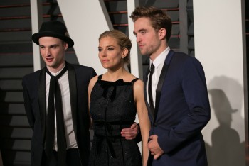 24 Febrero - Más imágenes de Rob y sus amigos en la fiesta de los Oscars de Vanity Fair!!! (22 Febrero) 4bf733392578518