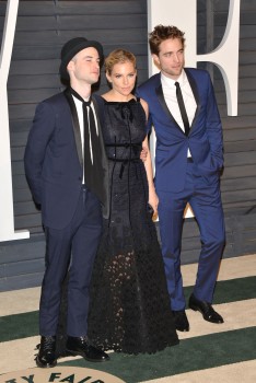 24 Febrero - Más imágenes de Rob y sus amigos en la fiesta de los Oscars de Vanity Fair!!! (22 Febrero) 7152b1392578168