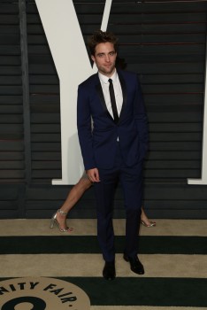 24 Febrero - Más imágenes de Rob y sus amigos en la fiesta de los Oscars de Vanity Fair!!! (22 Febrero) 71d135392578481