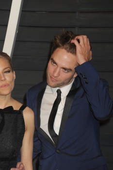 24 Febrero - Más imágenes de Rob y sus amigos en la fiesta de los Oscars de Vanity Fair!!! (22 Febrero) 72371a392577785