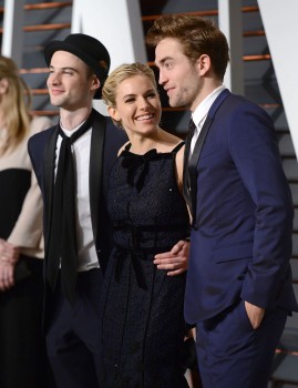 24 Febrero - Más imágenes de Rob y sus amigos en la fiesta de los Oscars de Vanity Fair!!! (22 Febrero) 7f5776392577220