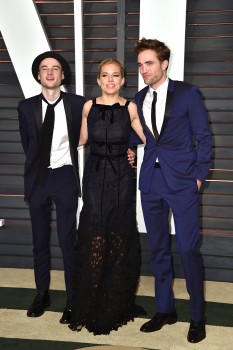 24 Febrero - Más imágenes de Rob y sus amigos en la fiesta de los Oscars de Vanity Fair!!! (22 Febrero) 8504e3392576780