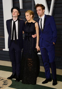 24 Febrero - Más imágenes de Rob y sus amigos en la fiesta de los Oscars de Vanity Fair!!! (22 Febrero) E205aa392573792